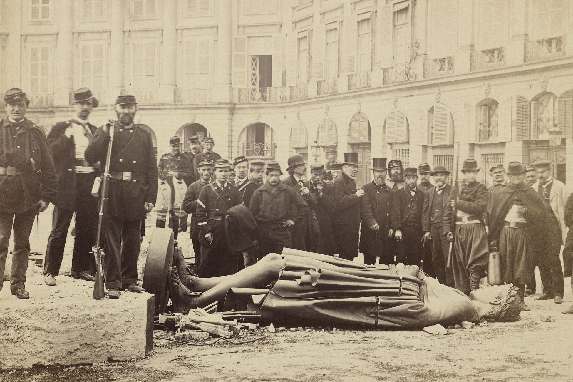 Place Vendôme, statue de Napoléon Ier renversée, Braquehais – Avec Courbet (source : Saint-Denis, musée d'art et d'histoire. Cliché I. Andréani.)