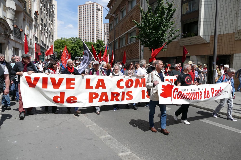 Montée au Mur des Fédérés du 21 mai 2022 - Banderoles des Amies et Amis de la Commune et du collectif "Vive la Commune" (Crédit : Éric Coulaud - photographe) Montée au Mur des Fédérés du 21 mai 2022 - Banderoles des Amies et Amis de la Commune et du collectif "Vive la Commune" (Crédit : Éric Coulaud - photographe)