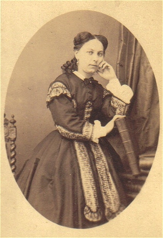 Photographie d'Alix ou Louise Milliet (la mère ou la fille ?). Photographie d'Alix ou Louise Milliet