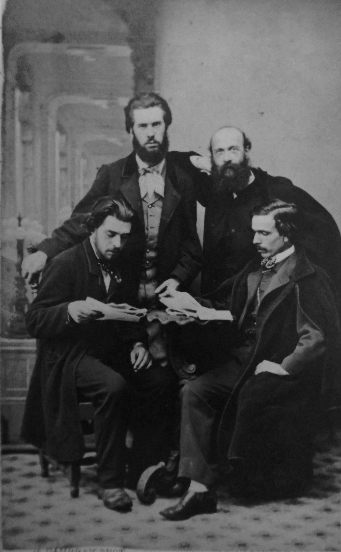 Londres septembre 1865 – Eugene Varlin debout au centre avec Tolain, Fribourg et Limousin (Source le blog de Michèle Audin : https://macommunedeparis.com/2021/02/09/londres-septembre-1865-eugene-varlin-avec-tolain-fribourg-limousin-et-un-photographe/) Londres septembre 1865 – Eugene Varlin debout au centre avec Tolain, Fribourg et Limousin (Source le blog de Michèle Audin : https://macommunedeparis.com/2021/02/09/londres-septembre-1865-eugene-varlin-avec-tolain-fribourg-limousin-et-un-photographe/)