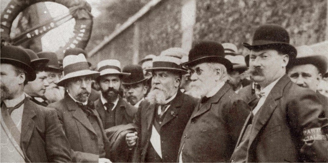 Délégation de la SFIO (Section Française de l’Internationale Ouvrière) au mur des Fédérés, Cimetière du Père Lachaise, mai 1913. Édouard Vaillant en face, portant un canotier et à sa droite Jean Jaures portant un chapeau melon. ) Délégation de la SFIO (Section Française de l’Internationale Ouvrière) au mur des Fédérés, Cimetière du Père Lachaise, mai 1913. Édouard Vaillant en face, portant un canotier et à sa droite Jean Jaures portant un chapeau melon. )