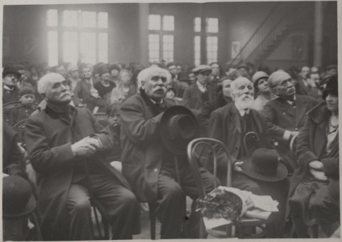 Vétérans de la Commune dans une réunion de commémoration de la Commune, années 1920. Mémoires d’Humanité/Archives départementales de la Seine-Saint-Denis (83FI/324 7)