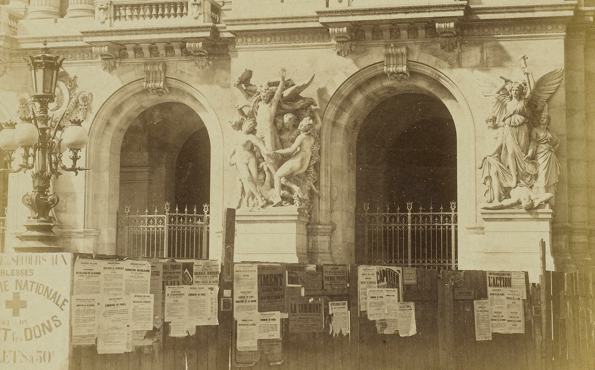 L'Opéra Garnier en construction, palissade avec affiches de la Commune - Détail de la photo de Braquehais (CC0 Paris Musées / Musée Carnavalet - Histoire de Paris) L'Opéra Garnier en construction, palissade avec affiches de la Commune - Détail de la photo de Braquehais (CC0 Paris Musées / Musée Carnavalet - Histoire de Paris)