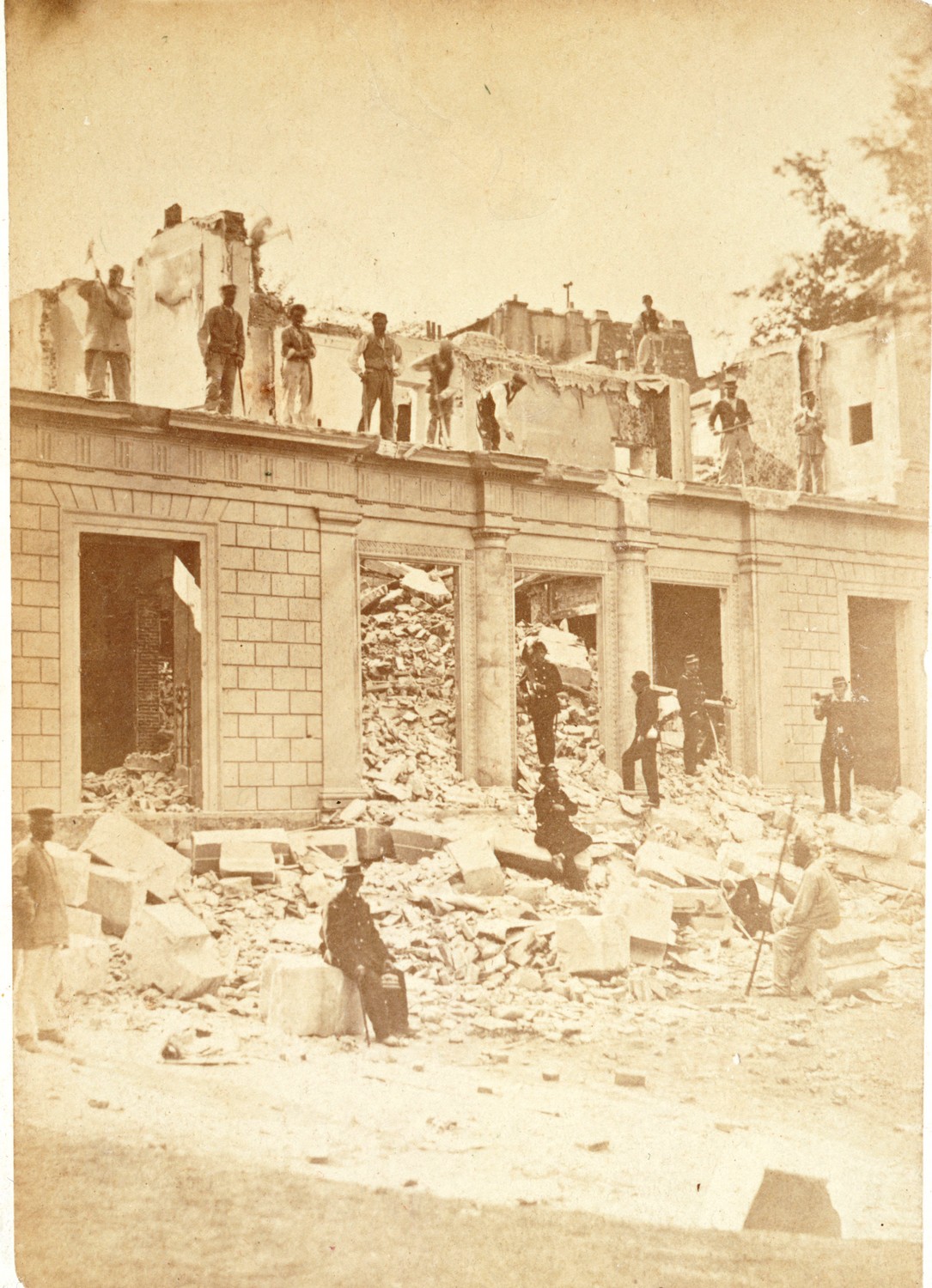 Démolition de l'hôtel particulier de Thiers, Place Saint-Georges. Photo Appert (source Musée Carnavalet) Démolition de l'hôtel particulier de Thiers, Place Saint-Georges. Photo Appert (source Musée Carnavalet)