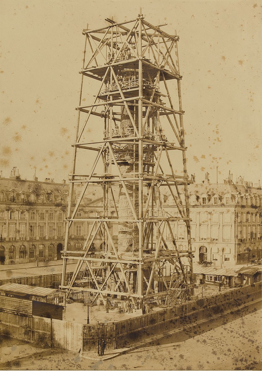 Colonne Vendôme, détruite le 16 mai 1871 par l'Insurrection, reconstruite en 1873 -1874 – Photographie Ch. Marville (source : © Musée Carnavalet – Histoire de Paris)